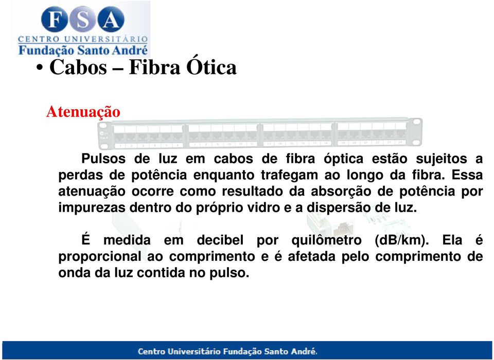 Essa atenuação ocorre como resultado da absorção de potência por impurezas dentro do próprio vidro