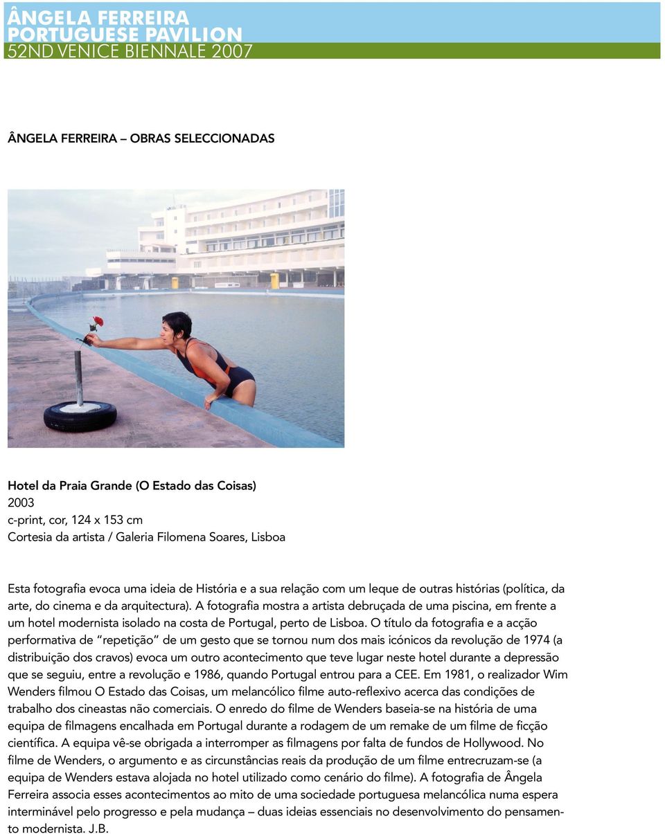 A fotografia mostra a artista debruçada de uma piscina, em frente a um hotel modernista isolado na costa de Portugal, perto de Lisboa.