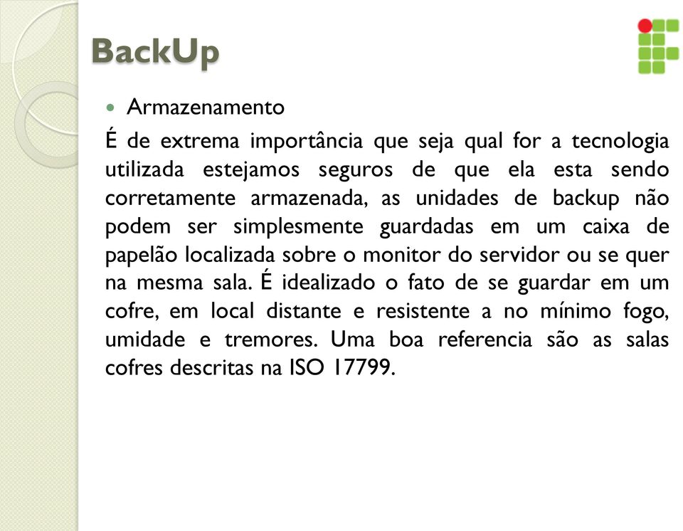 localizada sobre o monitor do servidor ou se quer na mesma sala.