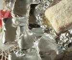 Como alternativa, criam-se ligas de alumínio, ou seja, combinam-se outros materiais cujas propriedades, aliadas às do alumínio, sejam adequadas para uma aplicação específica [14].