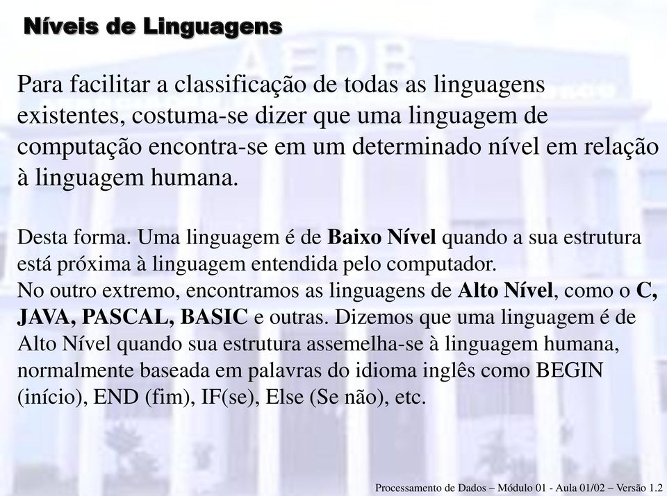 Uma linguagem é de Baixo Nível quando a sua estrutura está próxima à linguagem entendida pelo computador.