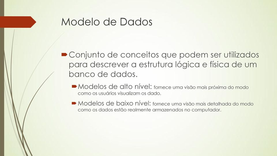 Modelos de alto nível: fornece uma visão mais próxima do modo como os usuários