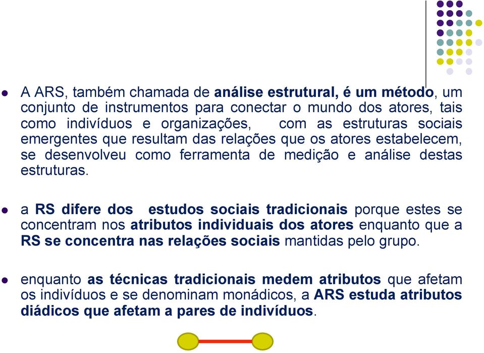 a RS difere dos estudos sociais tradicionais porque estes se concentram nos atributos individuais dos atores enquanto que a RS se concentra nas relações sociais