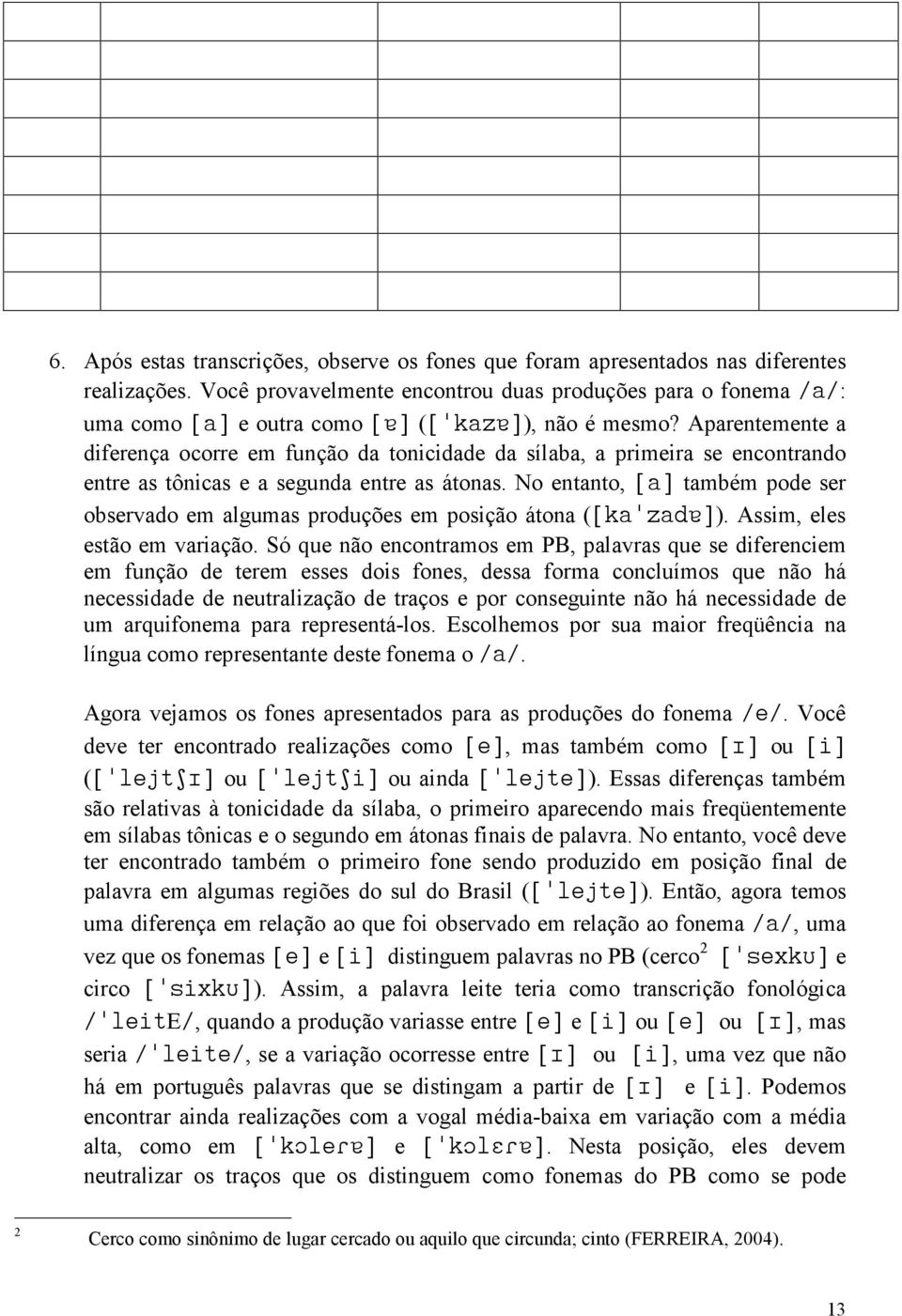 Aparentemente a diferença ocorre em função da tonicidade da sílaba, a primeira se encontrando entre as tônicas e a segunda entre as átonas.