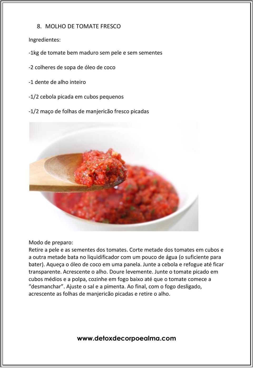 Corte metade dos tomates em cubos e a outra metade bata no liquidificador com um pouco de água (o suficiente para bater). Aqueça o óleo de coco em uma panela.