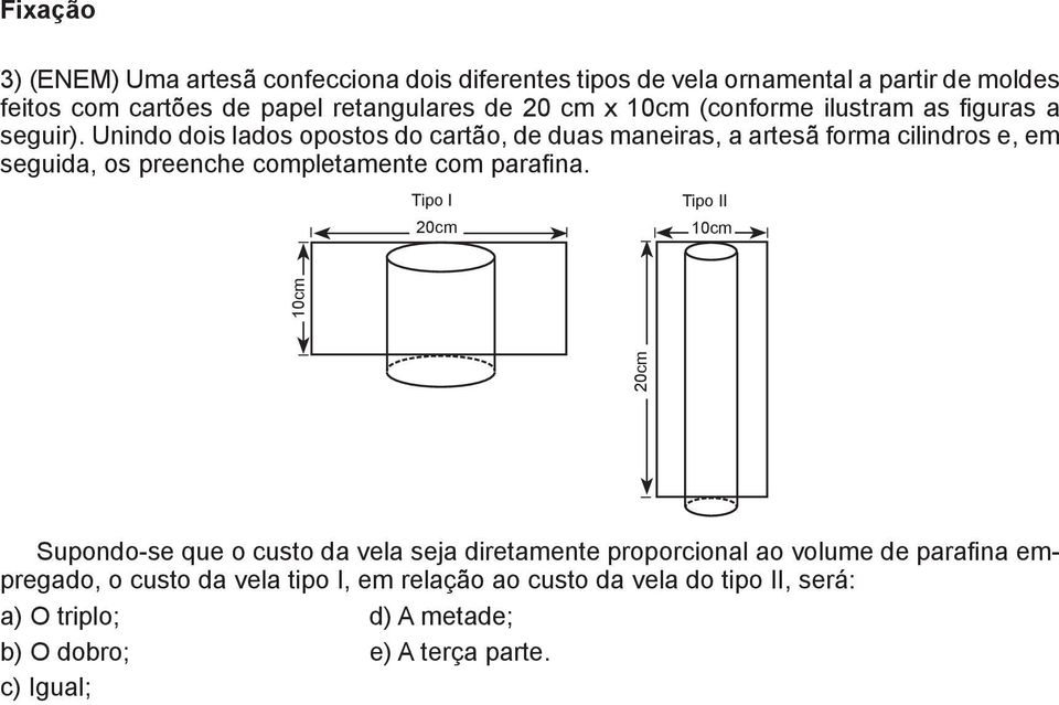 Unindo dois lados opostos do cartão, de duas maneiras, a artesã forma cilindros e, em seguida, os preenche completamente com parafina.