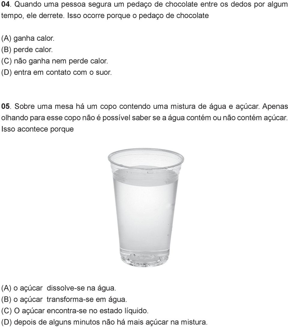 Sobre uma mesa há um copo contendo uma mistura de água e açúcar.