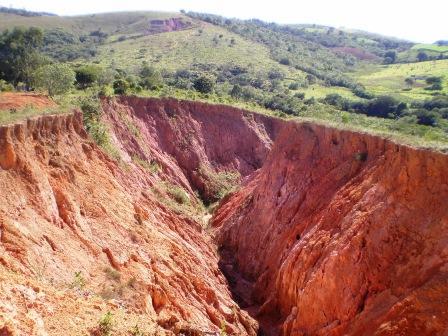 RELEVO AÇÕES HUMANAS É um fenômeno geológico que consiste na formação de grandes buracos de erosão, causados pela água da chuva e