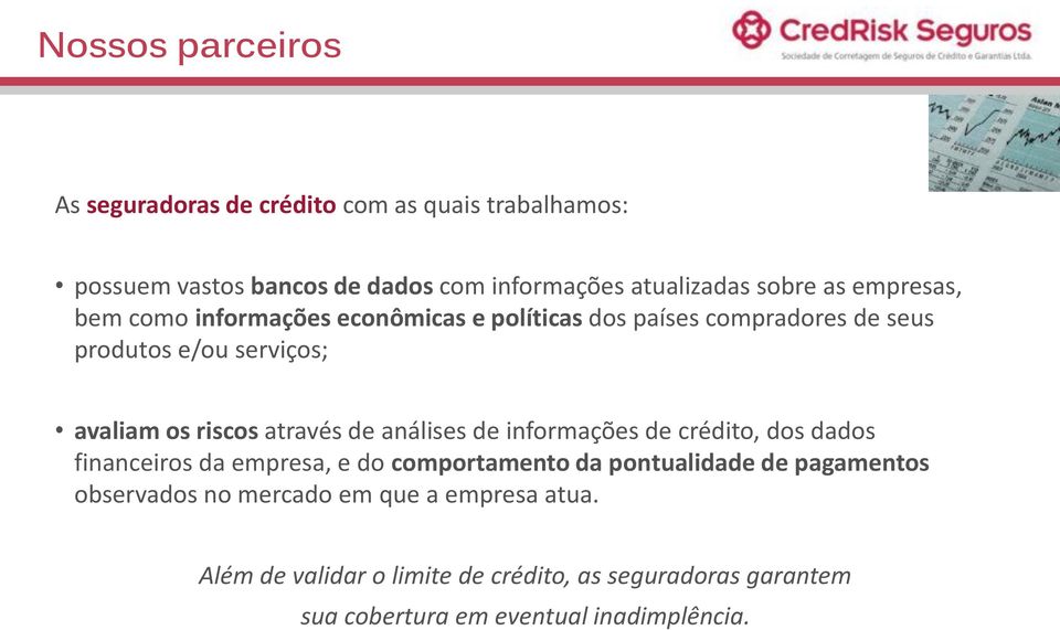 através de análises de informações de crédito, dos dados financeiros da empresa, e do comportamento da pontualidade de pagamentos