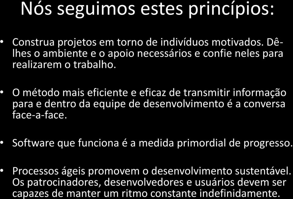 O método mais eficiente e eficaz de transmitir informação para e dentro da equipe de desenvolvimento é a conversa face-a-face.