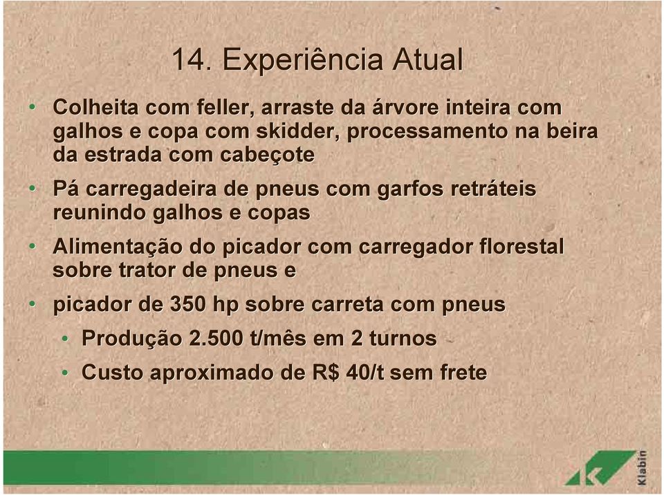 reunindo galhos e copas Alimentação do picador com carregador florestal sobre trator de pneus e