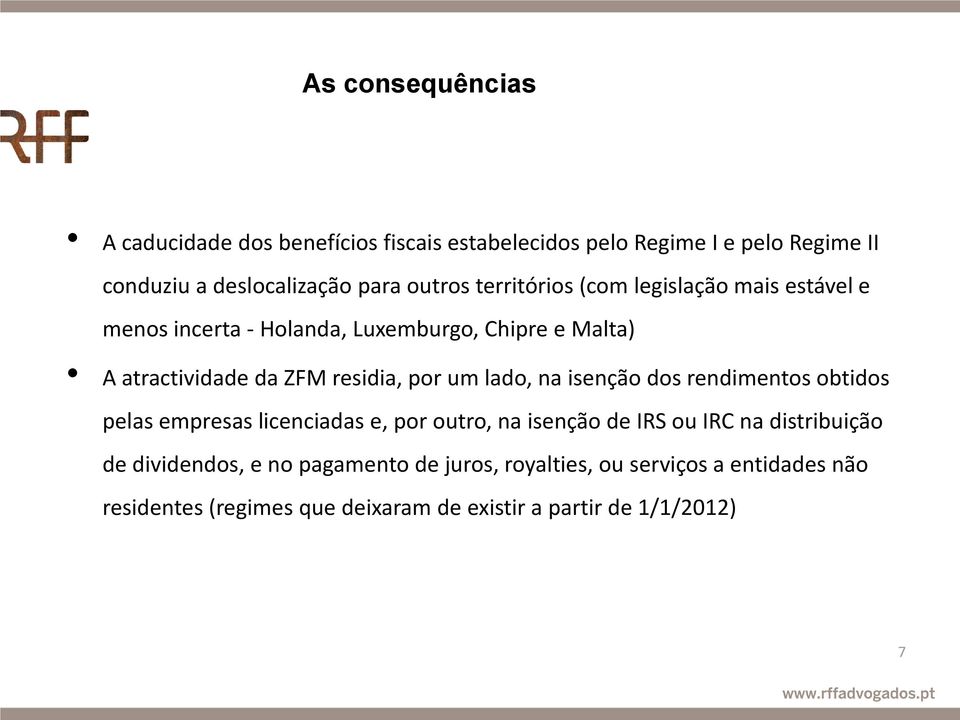 por um lado, na isenção dos rendimentos obtidos pelas empresas licenciadas e, por outro, na isenção de IRS ou IRC na distribuição de