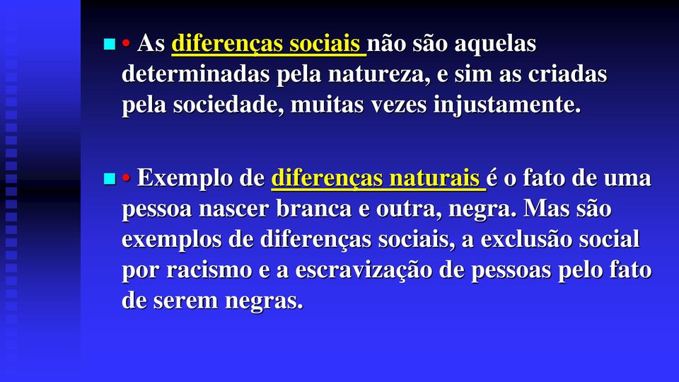 Exemplo de diferenças naturais é o fato de uma pessoa nascer branca e outra, negra.