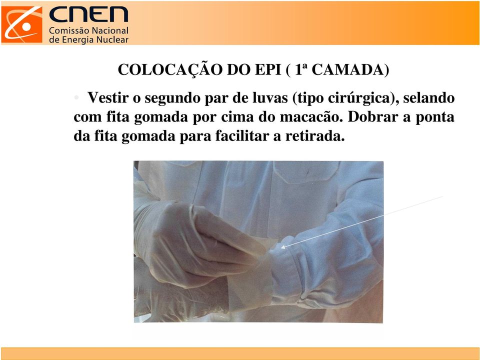 selando com fita gomada por cima do macacão.