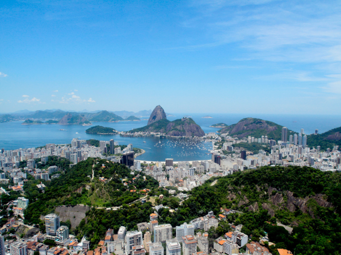 Rio de Janeiro recebe título da Unesco de Patrimônio Mundial da Humanidade Paisagens da cidade como a praia de Copacabana e o Pão de Açúcar serão preservadas.