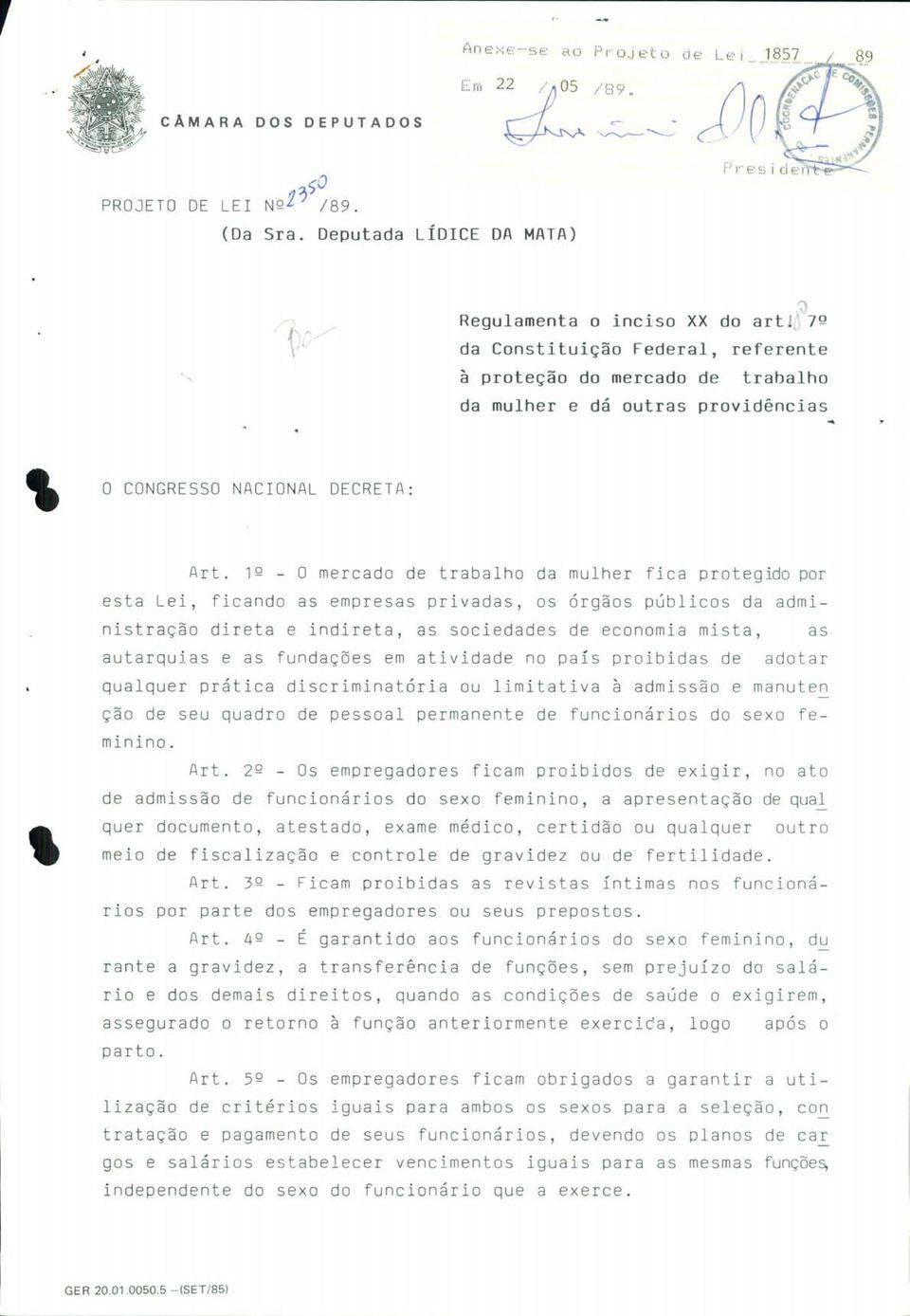 1 º - O merca do de trabalho da mulher fica protegido por esta Lei ficando as empresas privadas os órgãos públicos da administ r ação direta e indireta as sociedades de economia mista autarquias e as