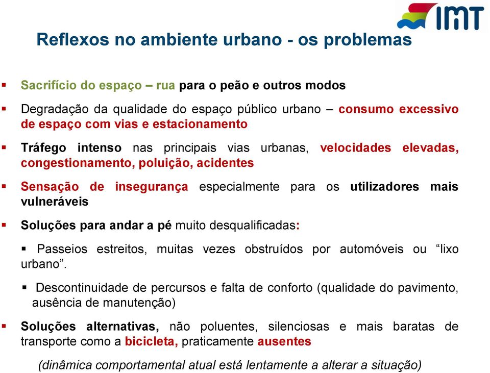 Soluções para andar a pé muito desqualificadas: Passeios estreitos, muitas vezes obstruídos por automóveis ou lixo urbano.