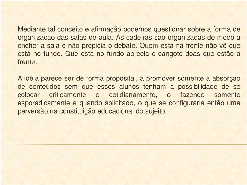 Que está no fundo aprecia o cangote doas que estão a frente.