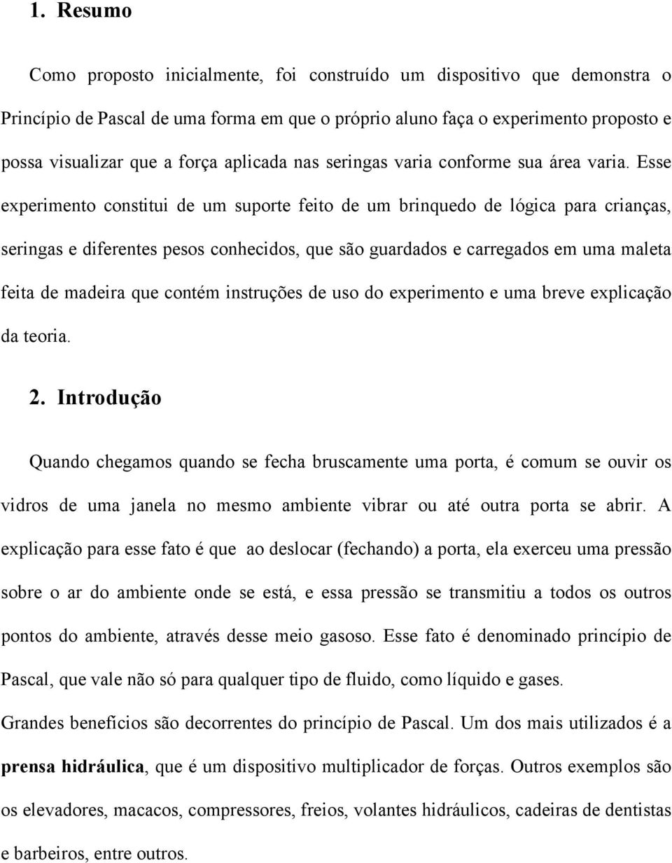 Esse experimento constitui de um suporte feito de um brinquedo de lógica para crianças, seringas e diferentes pesos conhecidos, que são guardados e carregados em uma maleta feita de madeira que