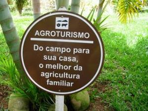 Histórico e Público O Agroturismo é uma modalidade dentro do turismo rural que associa a vivência do cotidiano agrícola ao lazer, à
