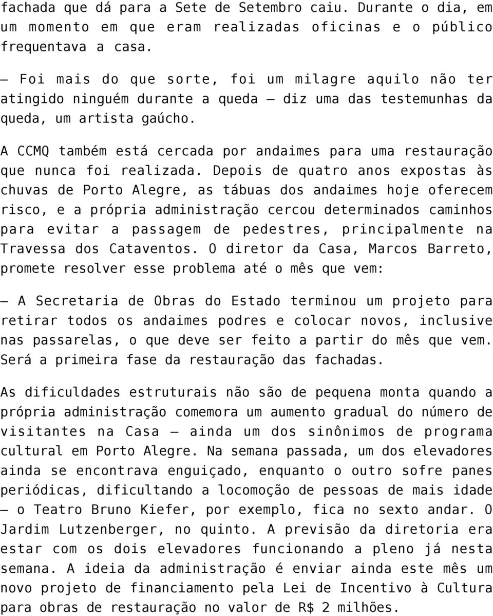 A CCMQ também está cercada por andaimes para uma restauração que nunca foi realizada.