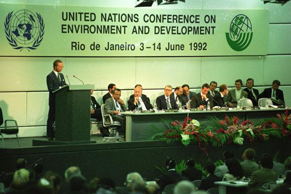 RIO 92 Um dos motivos da convocação desta conferência foi o relatório Brundtland de 1987 que abordava a questão ambiental sob