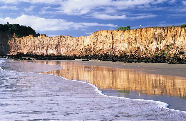 1) Erosão provocada pela água c) ÁGUA DOS MARES E OCEANOS: