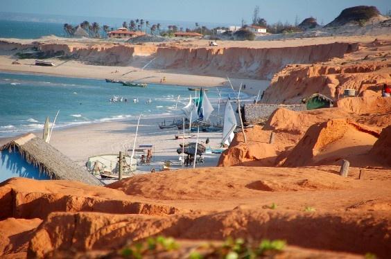 c) ÁGUA DOS MARES E OCEANOS Processo destrutivo: a força das ondas fragmentam a rocha, formando as