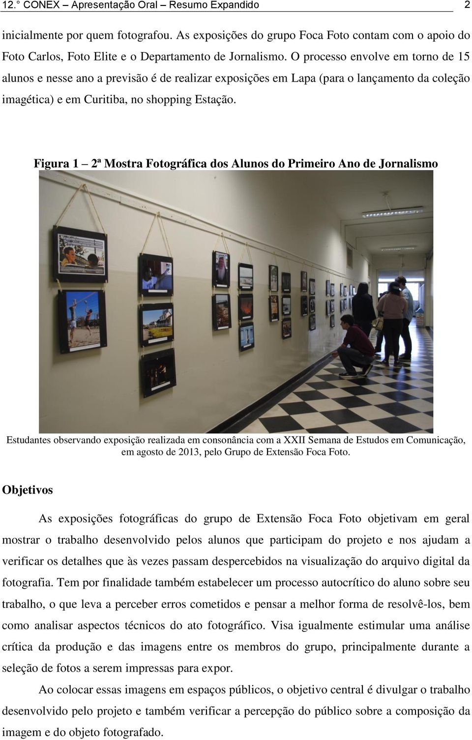 Figura 1 2ª Mostra Fotográfica dos Alunos do Primeiro Ano de Jornalismo Estudantes observando exposição realizada em consonância com a XXII Semana de Estudos em Comunicação, em agosto de 2013, pelo