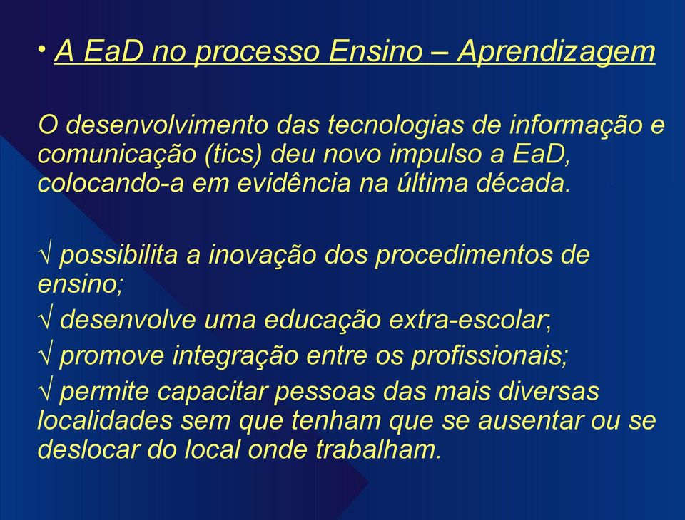 possibilita a inovação dos procedimentos de ensino; desenvolve uma educação extra-escolar; promove