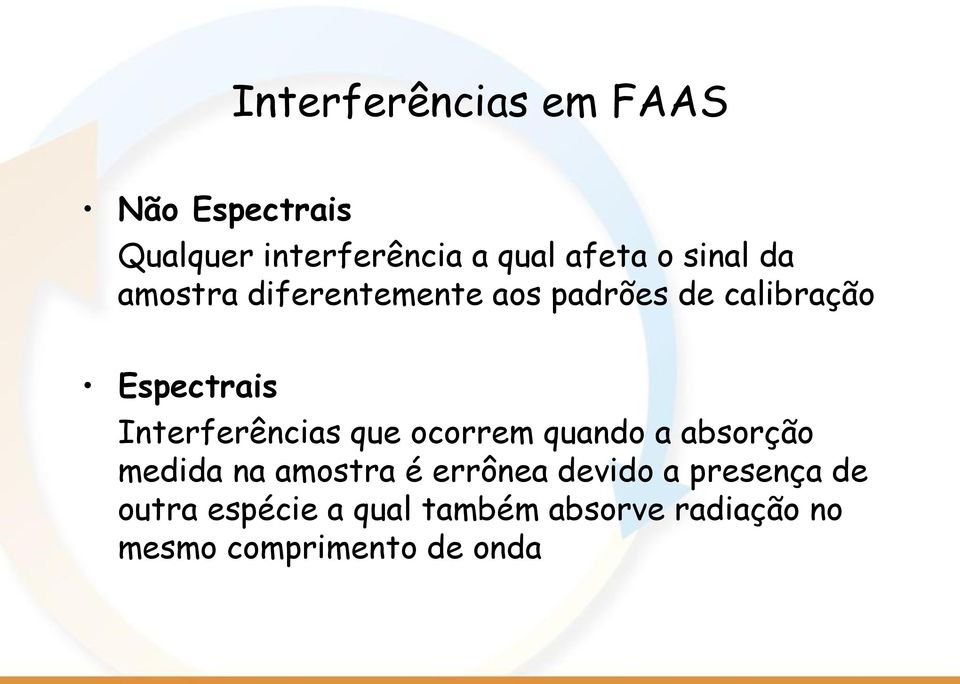 Interferências que ocorrem quando a absorção medida na amostra é errônea