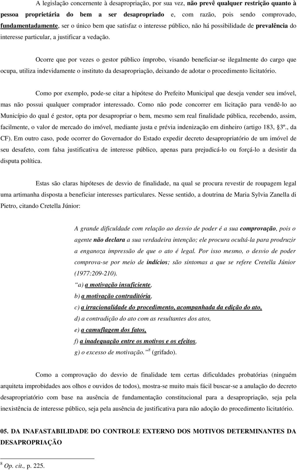 Ocorre que por vezes o gestor público ímprobo, visando beneficiar-se ilegalmente do cargo que ocupa, utiliza indevidamente o instituto da desapropriação, deixando de adotar o procedimento licitatório.