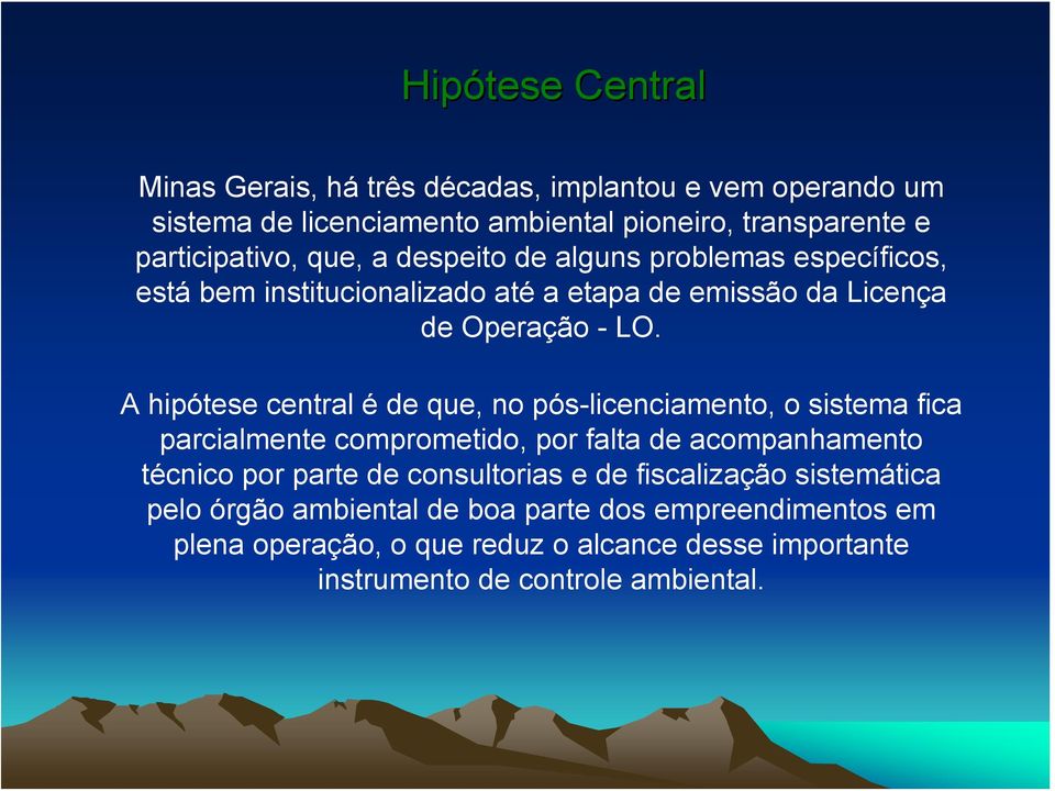 A hipótese central é de que, no pós-licenciamento, o sistema fica parcialmente comprometido, por falta de acompanhamento técnico por parte de