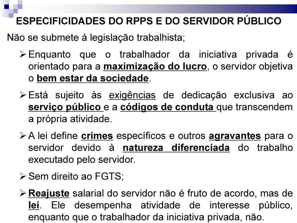 Está sujeito às exigências de dedicação exclusiva ao serviço público e a códigos de conduta que transcendem a própria atividade.