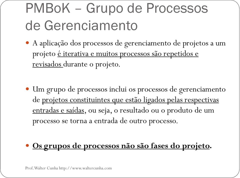 Um grupo de processos inclui os processos de gerenciamento de projetos constituintes que estão ligados pelas