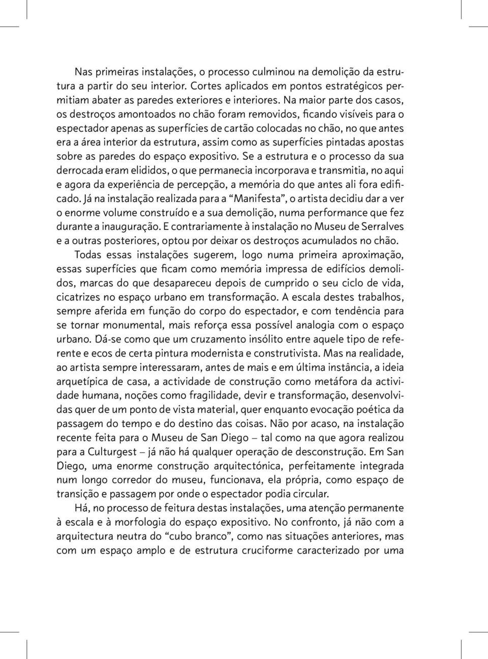 estrutura, assim como as superfícies pintadas apostas sobre as paredes do espaço expositivo.