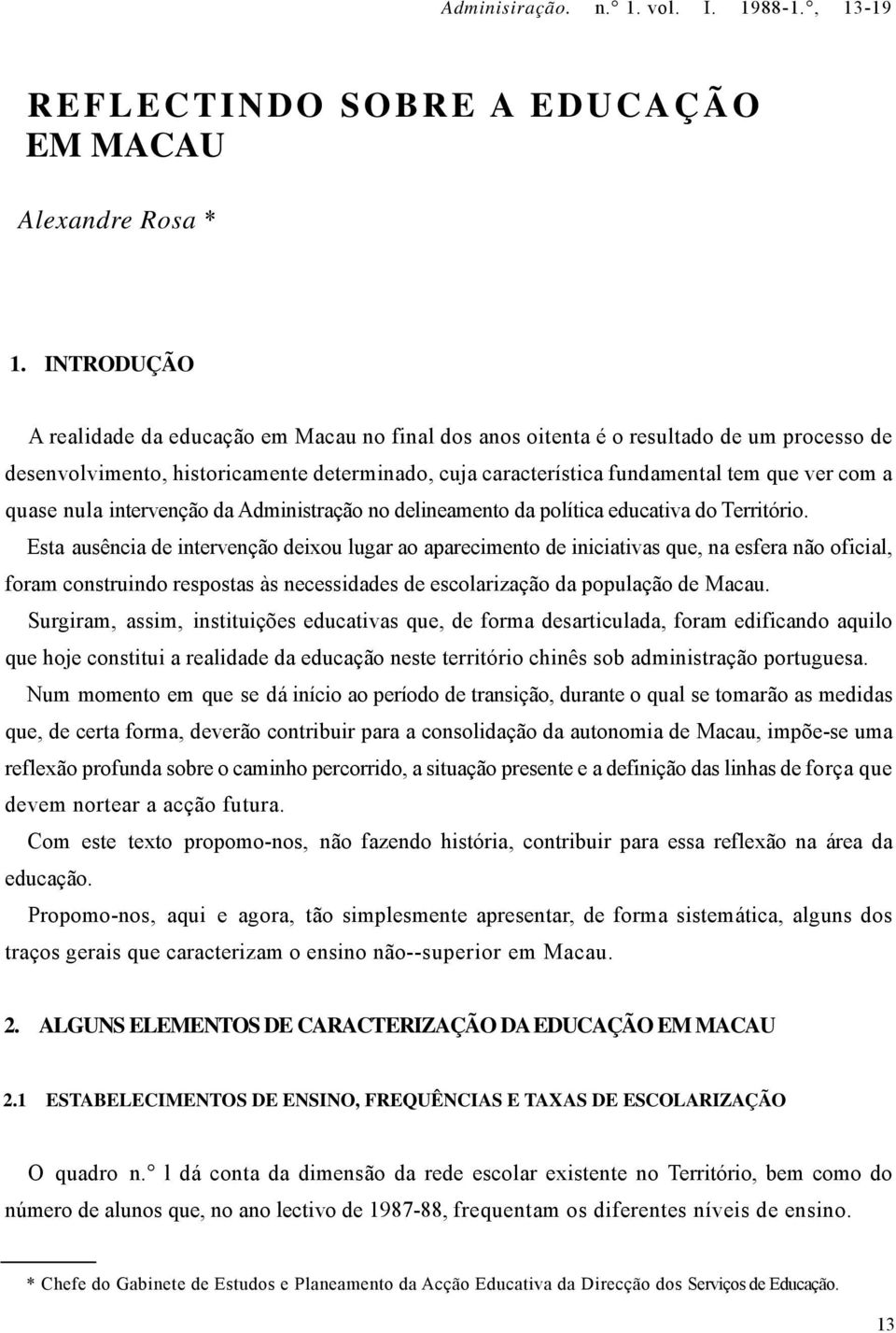 quase nula intervenção da Administração no delineamento da política educativa do Território.