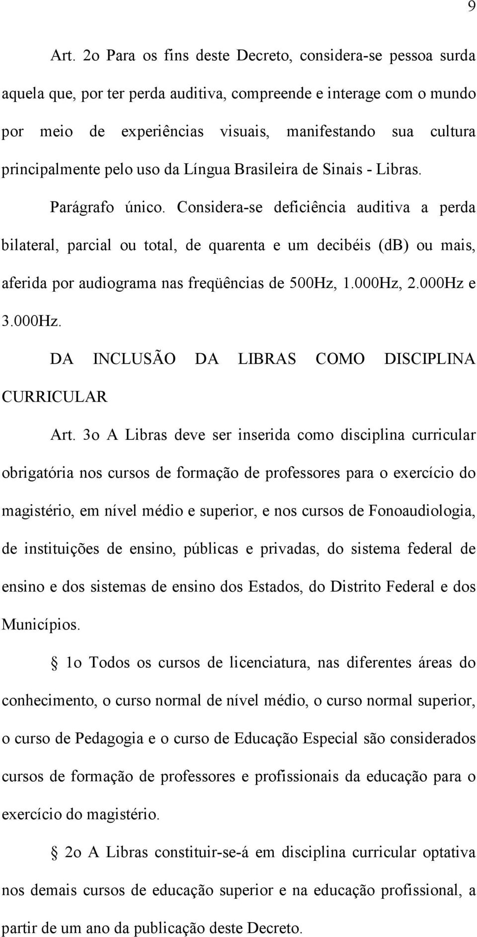 principalmente pelo uso da Língua Brasileira de Sinais - Libras. Parágrafo único.