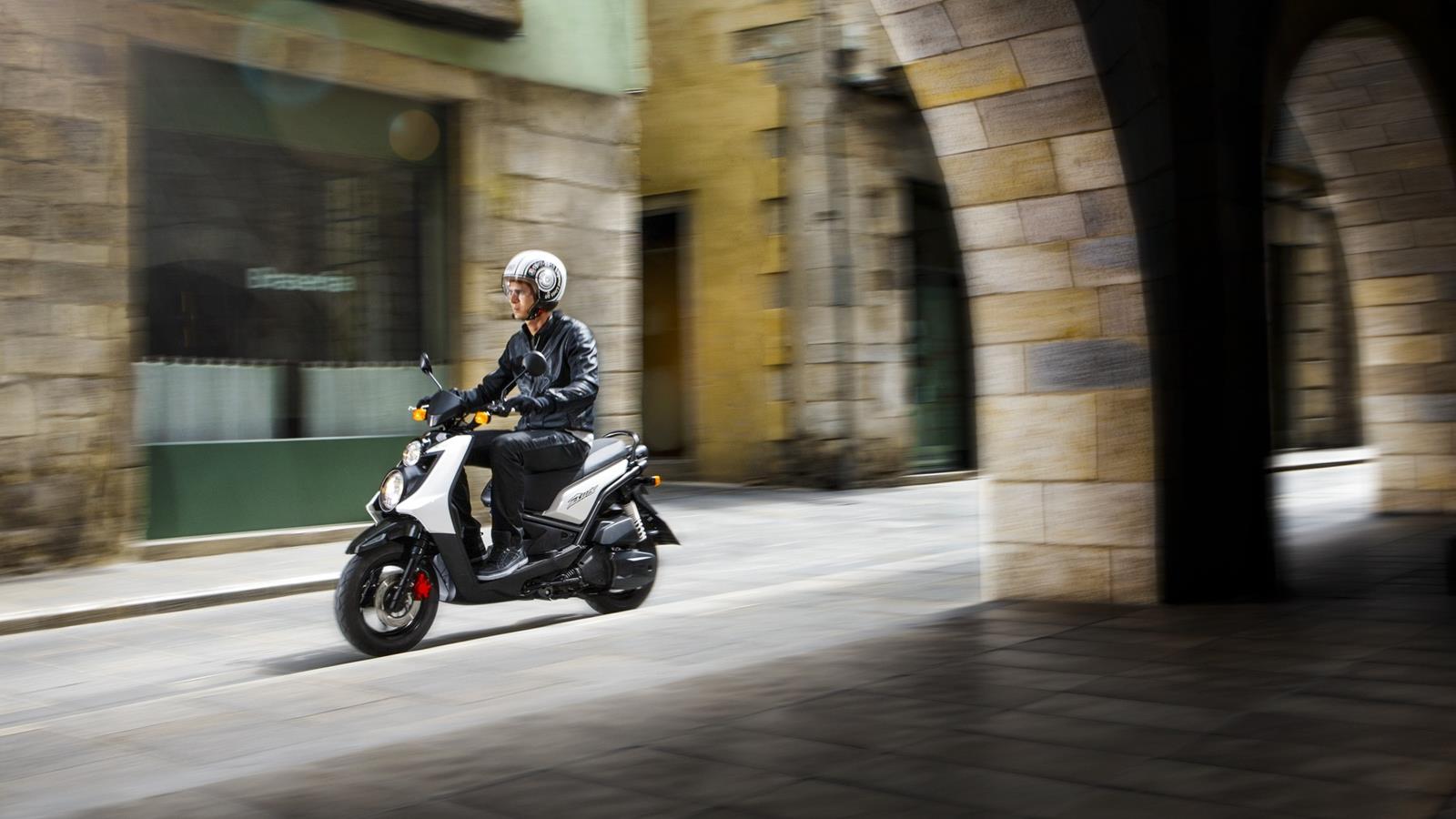 A scooter à prova de trânsito urbano Escolha uma scooter concebida para o seu estilo de vida, quer seja para viagens diárias ou para fins de lazer. Escolha a BW's 125.