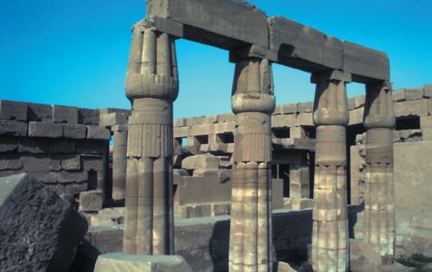 Templos Carnac e Luxor são os templos mais significativos, ambos dedicados ao deus Amon e construídos no Novo Império, fase na qual ocorreu o apogeu do poder e