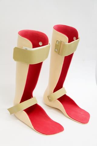 ÓRTESE SUROPODÁLICAS (AFO) GOTEIRA: utilizada para imobilização do tornozelo e pé. Confeccionada após molde gessado, permite bom posicionamento articular.