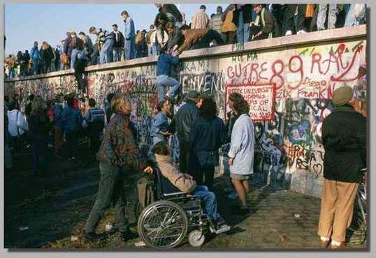 decisivo para o fim de um bloco socialista Europeu. Neste ano Gorbachev se apresentou na Alemanha Oriental, iniciando a Queda do Muro de Berlim e a reunificação do país.