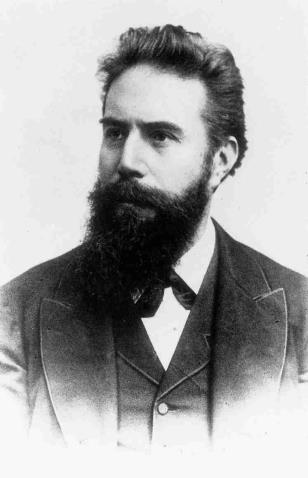 HISTÓRICO 1895 WILHEM ROENTGEN Investiga o fenômeno da luminescência; (emissão de luz por uma substância excitada por uma radiação eletromagnética).