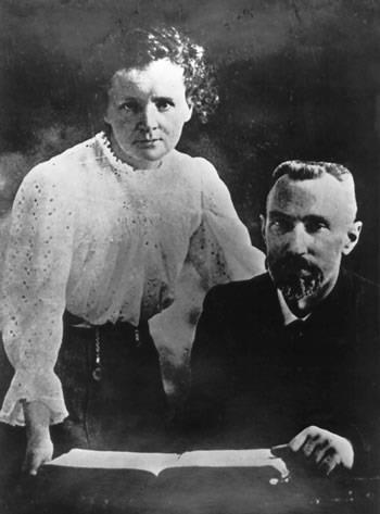 HISTÓRICO 1897 CASAL CURIE (MARYA E PIERRE) Durante o seu doutoramento sobre os RAIOS DE BECQUEREL, ela e seu marido