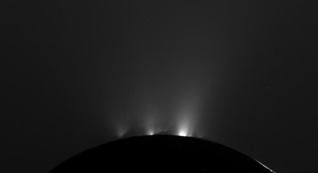 Enceladus nesta imagem obtida pela sonda Cassini podemos ver jatos de gelo e vapor a sairem de