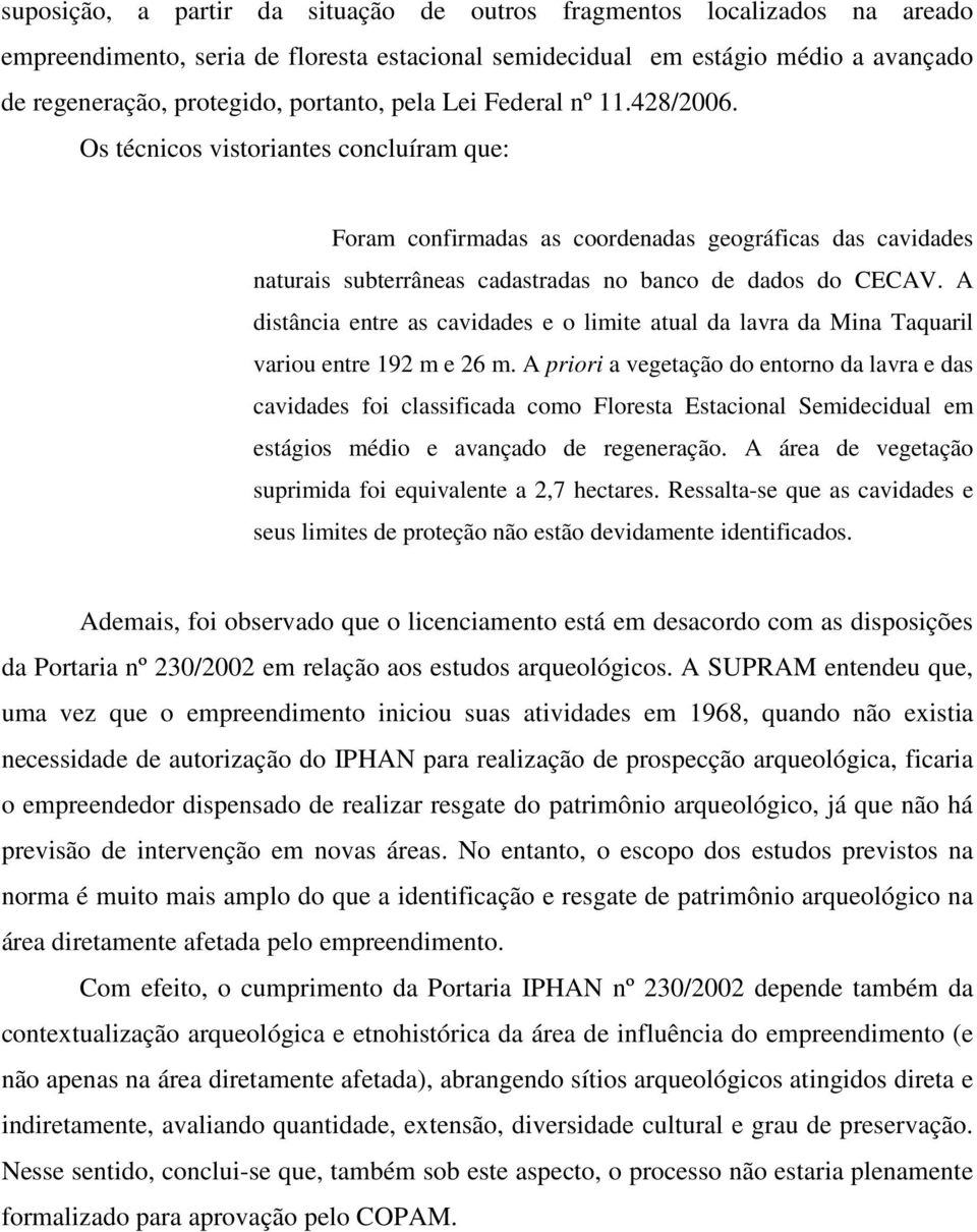 A distância entre as cavidades e o limite atual da lavra da Mina Taquaril variou entre 192 m e 26 m.