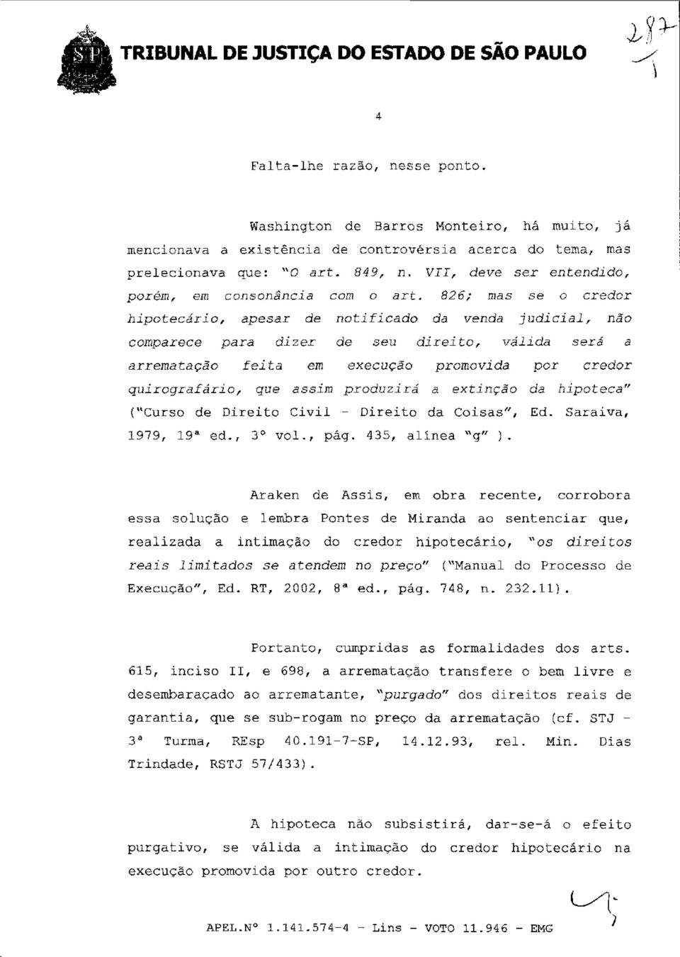 826; mas se o credor hipotecário, apesar de notificado da venda judicial, não comparece para dizer de seu direito, válida será a arrematação feita em execução promovida por credor quirografario, que