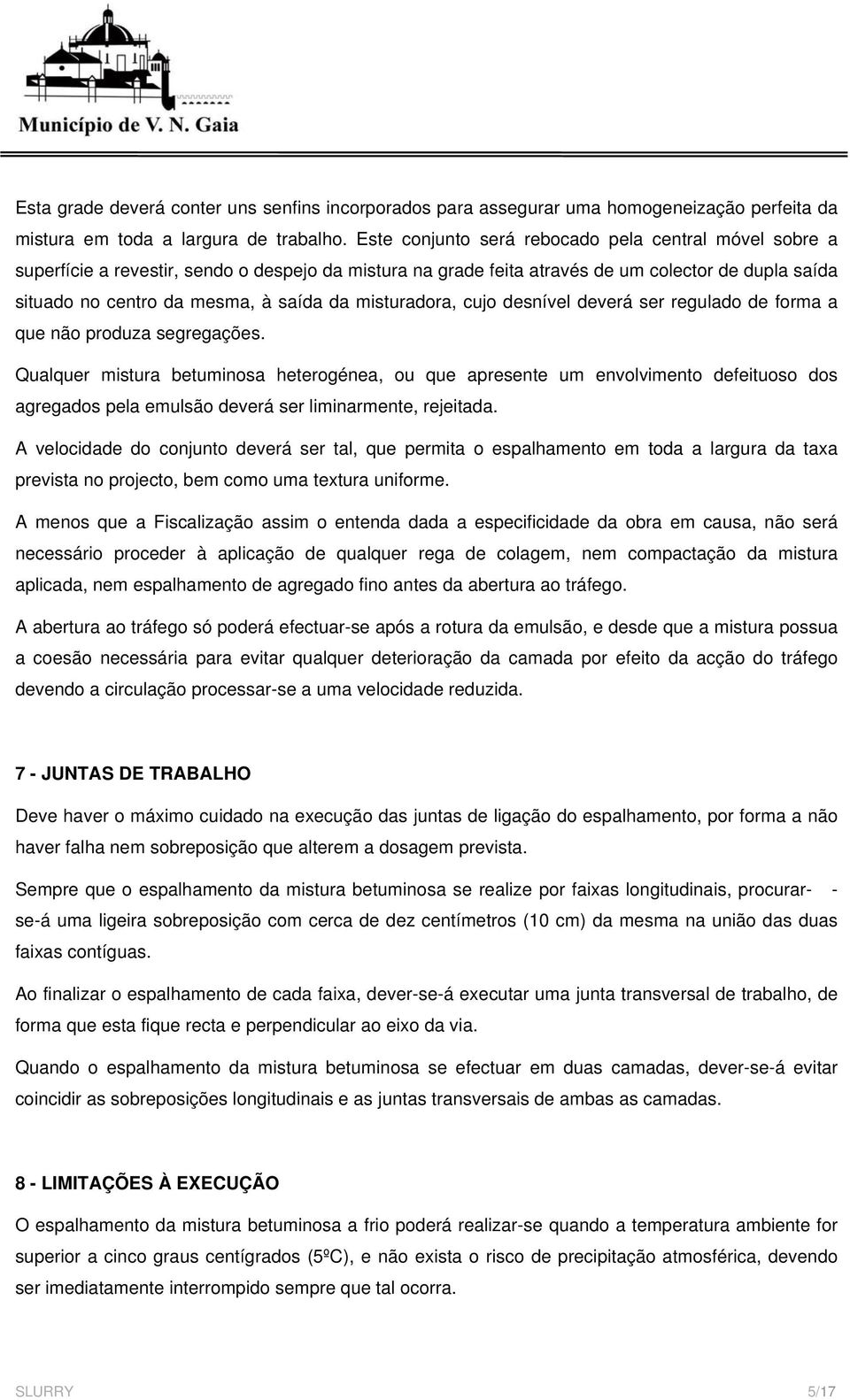 misturadora, cujo desnível deverá ser regulado de forma a que não produza segregações.