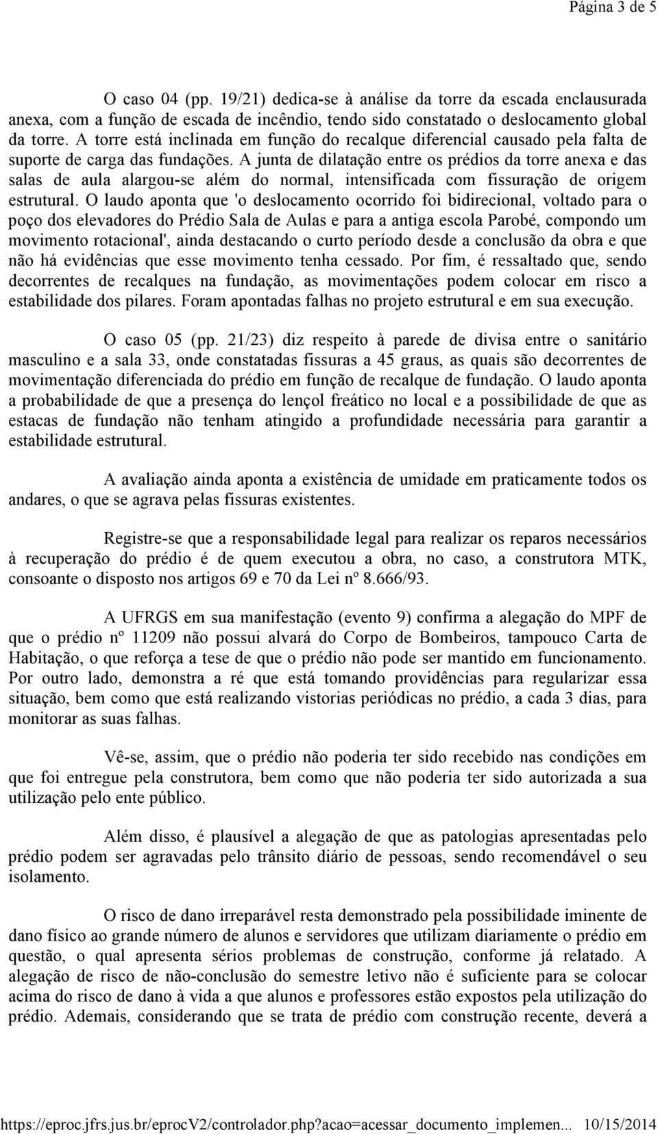 A junta de dilatação entre os prédios da torre anexa e das salas de aula alargou-se além do normal, intensificada com fissuração de origem estrutural.