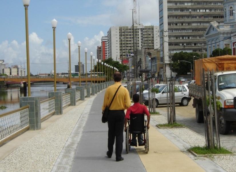 Iluminação da calçada A responsabilidade de cuidar da iluminação pública, em janeiro de 2015, passará para o município.